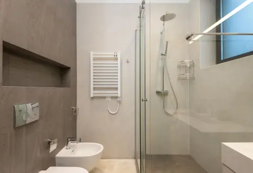 Organizzare un bagno piccolo: soluzioni smart 2026