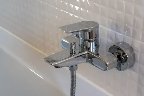 Come eliminare il calcare da rubinetti e sanitari