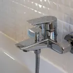 Come eliminare il calcare da rubinetti e sanitari