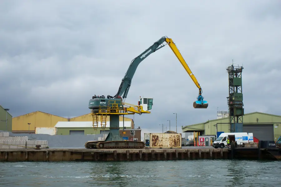 Qual è lo scopo del dragaggio nei porti?